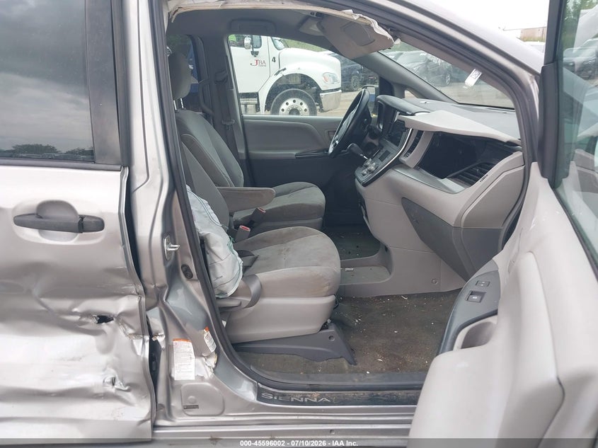 TOYOTA SIENNA - zdjęcie 5