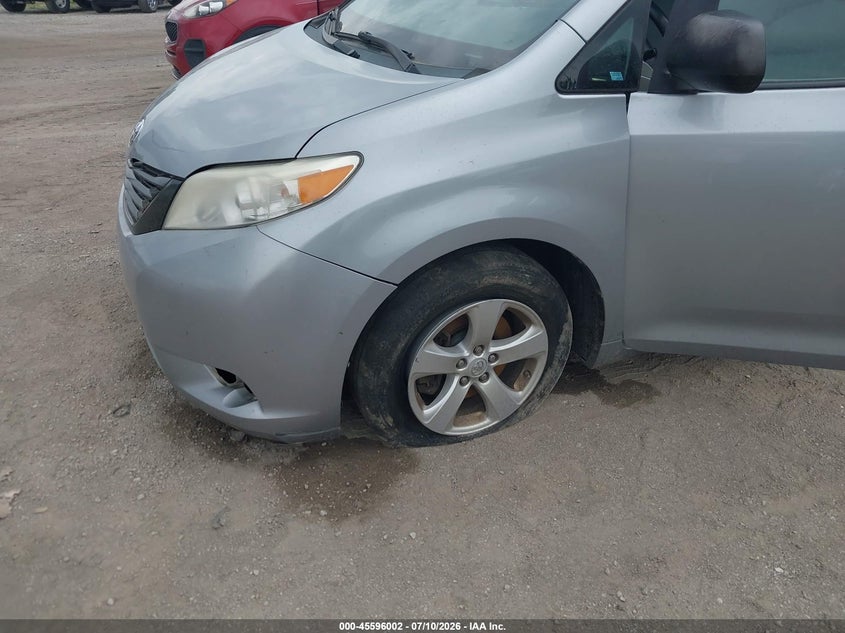 TOYOTA SIENNA - zdjęcie 6