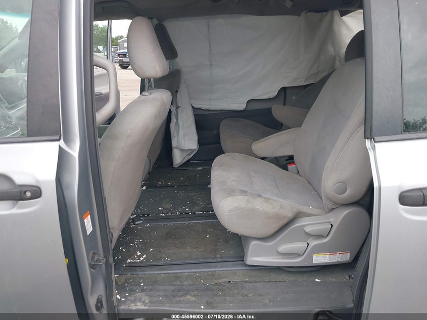 TOYOTA SIENNA - zdjęcie 8