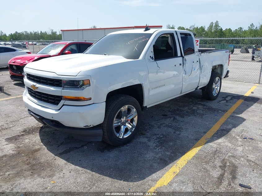 2019 Chevrolet Silverado, Левый бок, IAAI, VIN 2GCVKMEC7K1141729 — фото 2