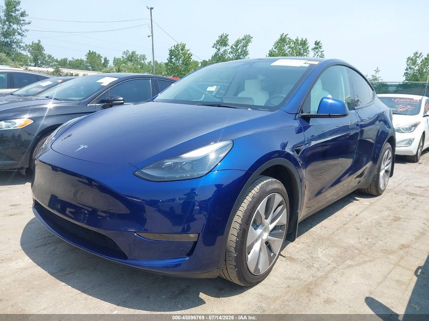 2023 Tesla Model Y, Град, IAAI, VIN 7SAYGAEE6PF779816 — фото 2