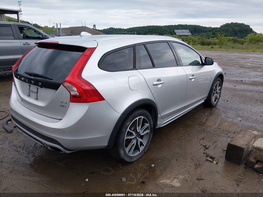 2017 VOLVO V60 CROSS COUNTRY auction photo 4