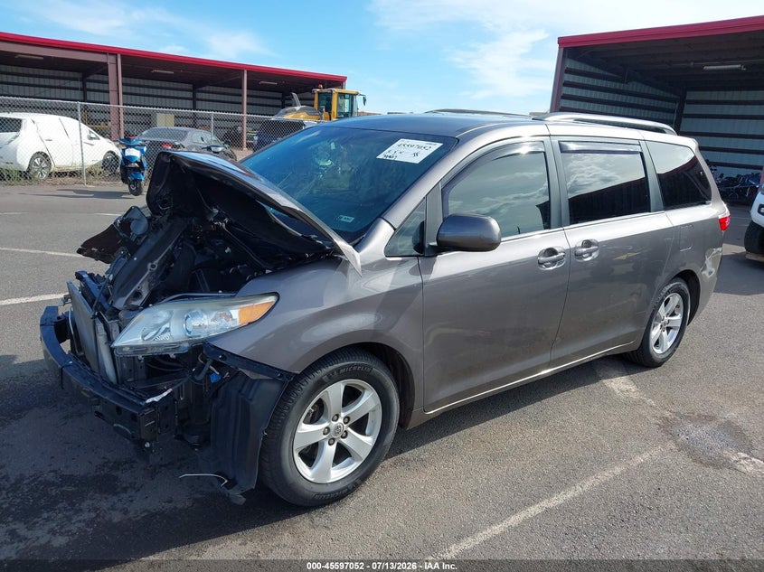 TOYOTA SIENNA - zdjęcie 18