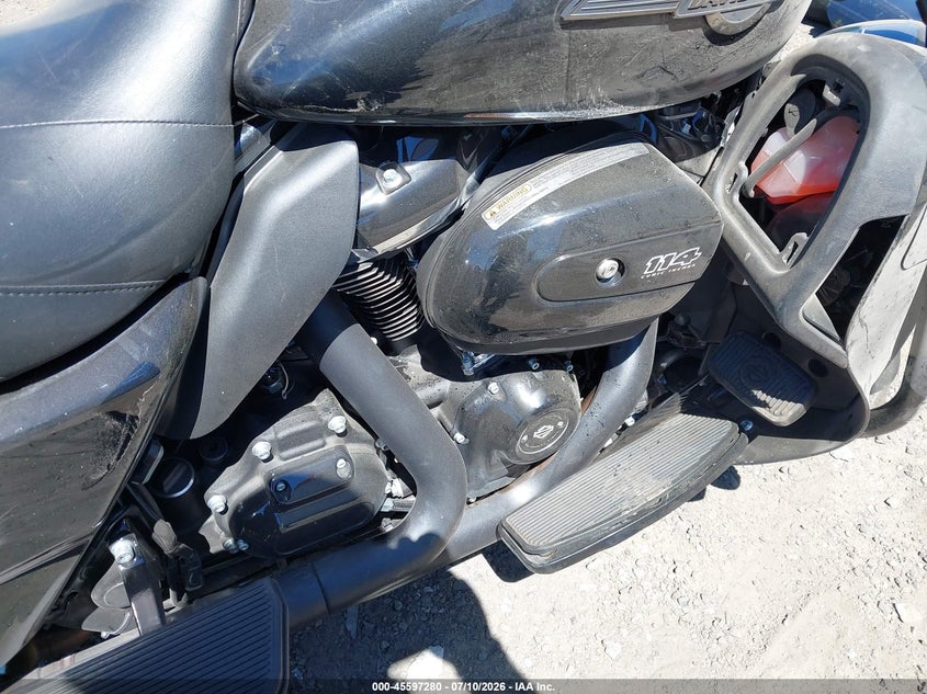2025 HARLEY-DAVIDSON TRI GLIDE ULTRA MOTO 2