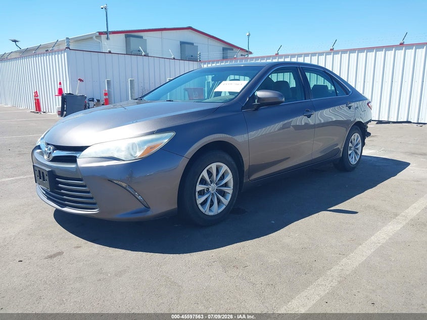 2015 Toyota Camry, Удар ззаду, IAAI, VIN 4T4BF1FK2FR493334 — фото 2