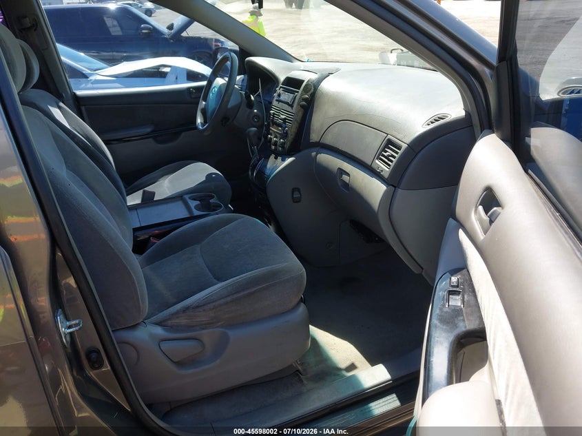 2004 TOYOTA SIENNA auction photo 5