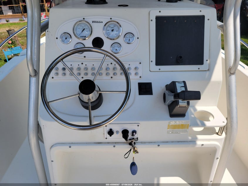 2005 TRITON OFFSHORE 2200CC auction photo 7