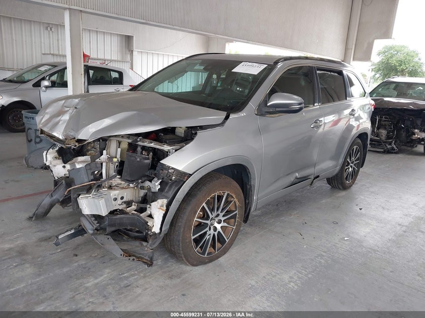 2017 Toyota Highlander, Front & Rear, IAAI, VIN 5TDJZRFH8HS422165 — photo 2