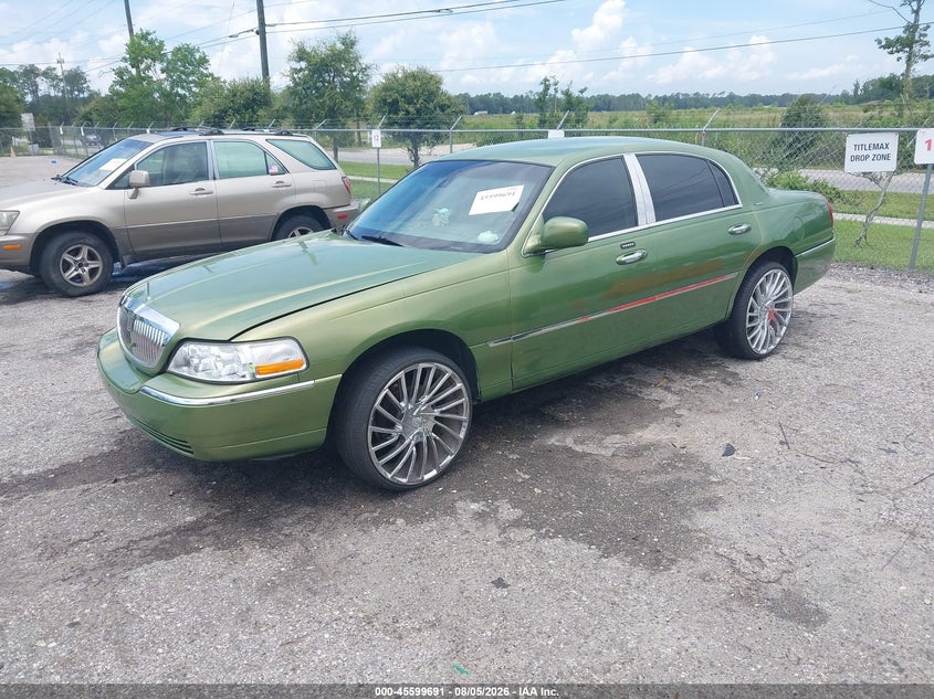 2003 LINCOLN TOWN CAR auction photo 2