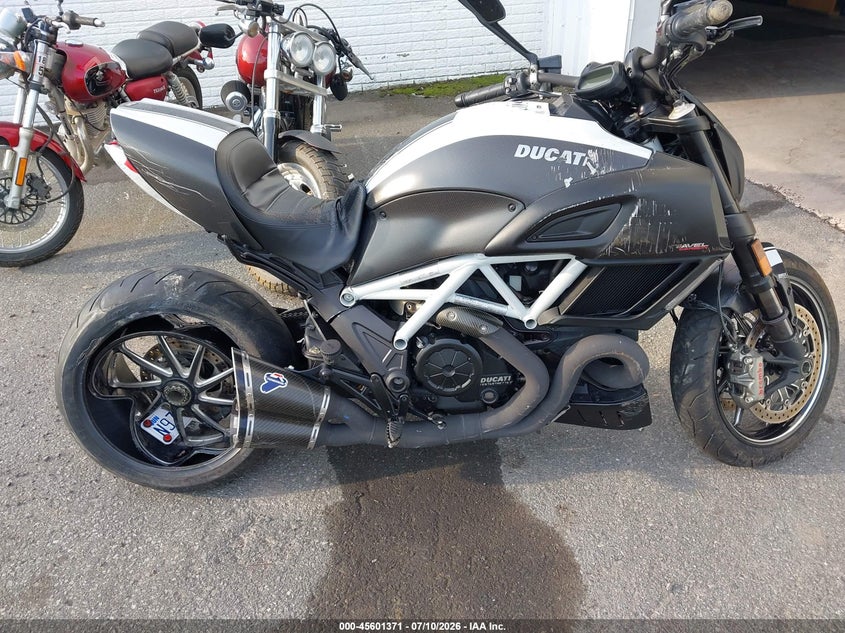 2015 Ducati Diavel VIN: ZDM13BSW9FB020841 Lot: 45601371