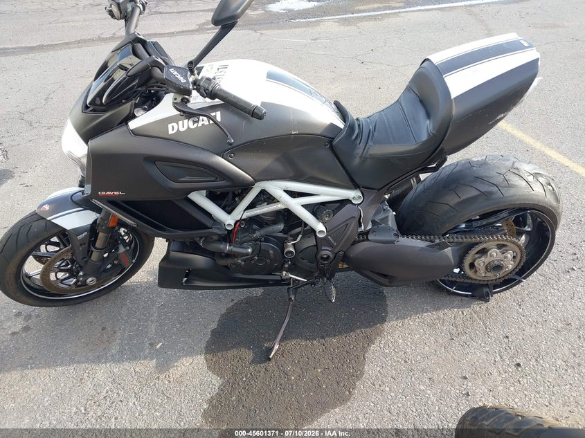 2015 Ducati Diavel VIN: ZDM13BSW9FB020841 Lot: 45601371
