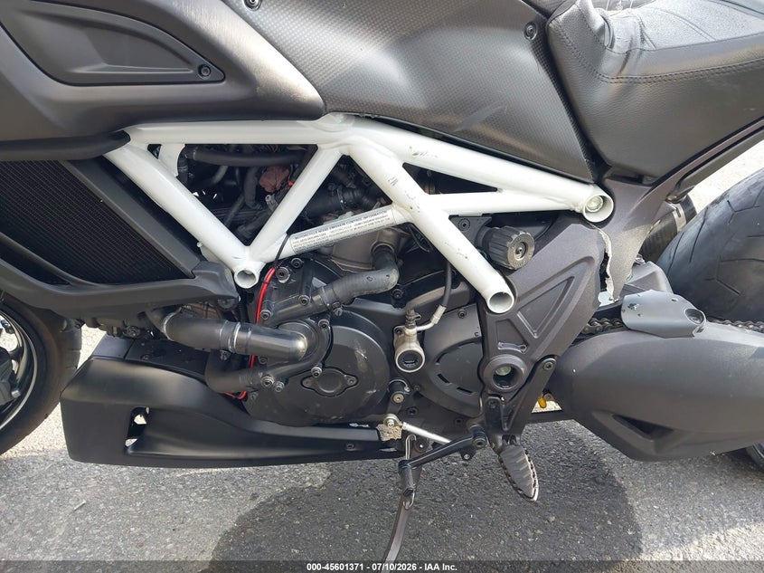 2015 Ducati Diavel VIN: ZDM13BSW9FB020841 Lot: 45601371