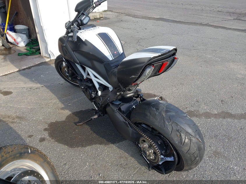 2015 DUCATI DIAVEL auction photo 3