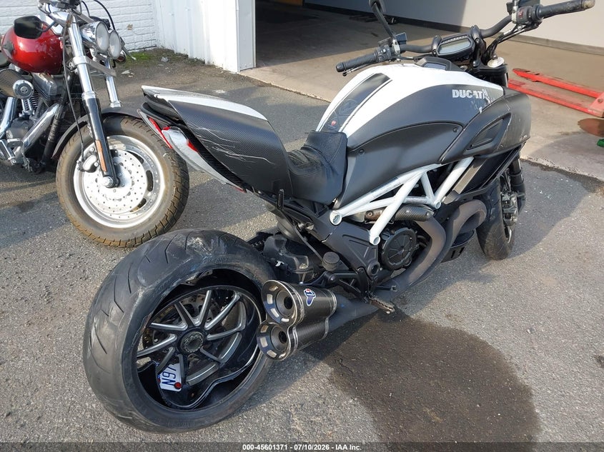 2015 DUCATI DIAVEL auction photo 4