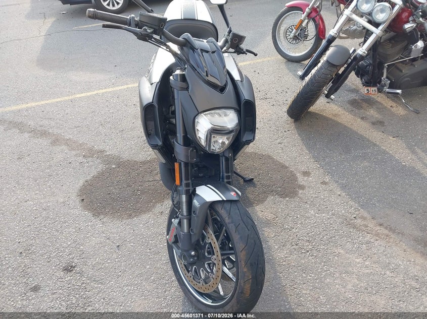 2015 DUCATI DIAVEL auction photo 5