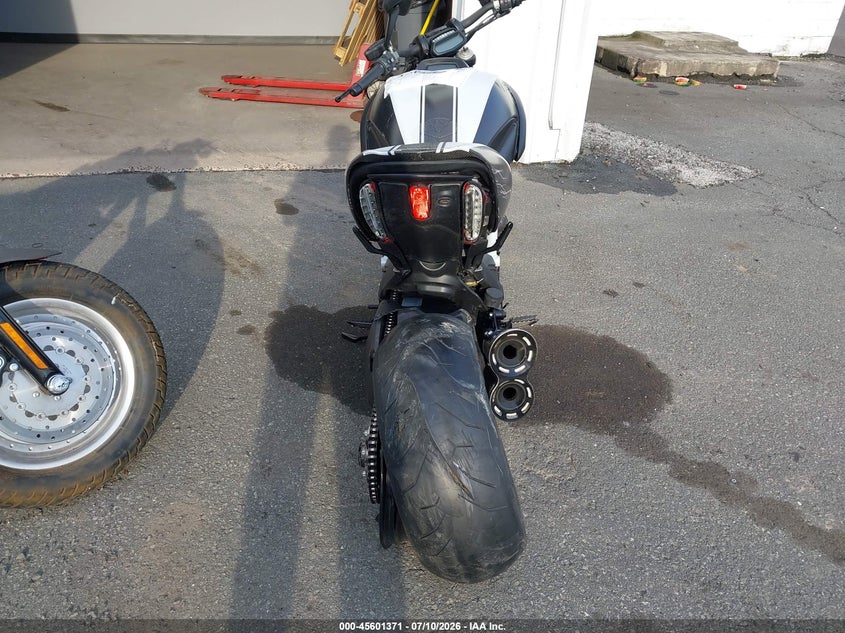 2015 DUCATI DIAVEL auction photo 6
