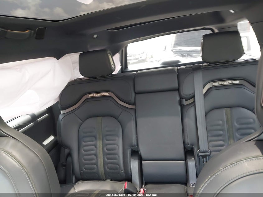 2025 RIVIAN R1S auction photo 8