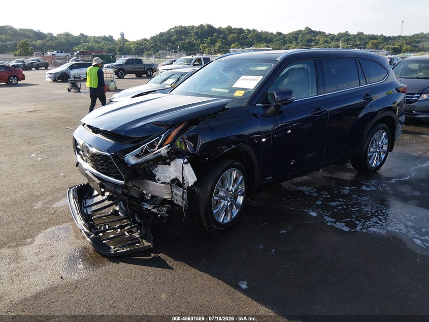 2026 Toyota Highlander, Left Front, IAAI, VIN 5TDXBRCH4TS706520 — photo 2