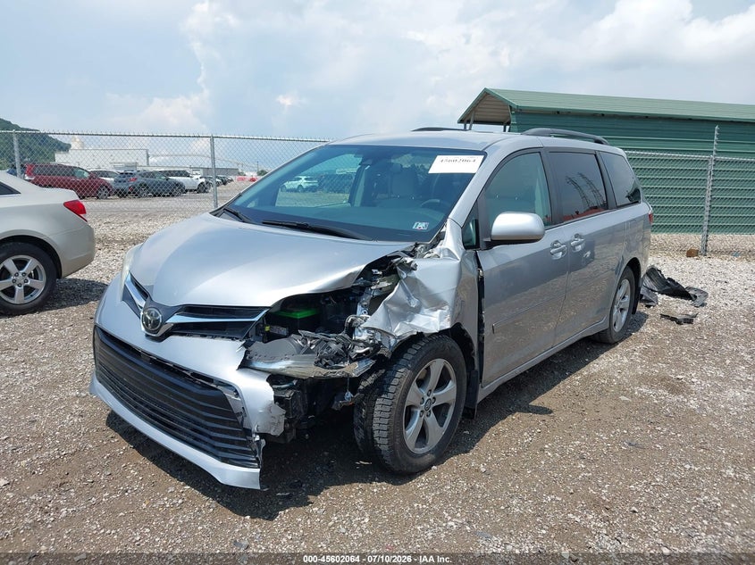 2018 TOYOTA SIENNA auction photo 2
