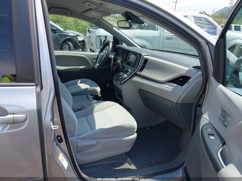 2018 TOYOTA SIENNA auction photo 5