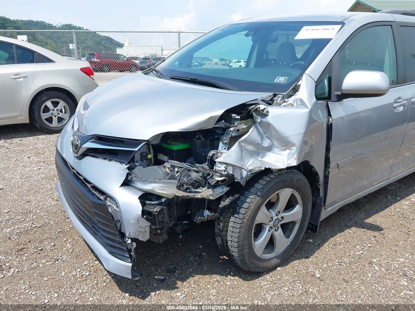 2018 TOYOTA SIENNA auction photo 6