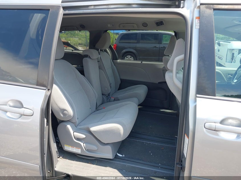 2018 TOYOTA SIENNA auction photo 8