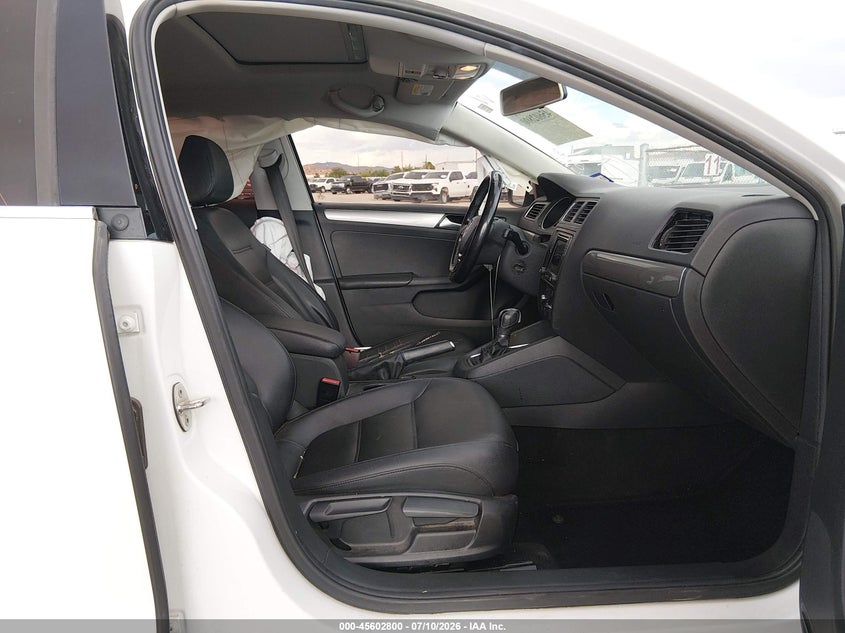 2017 VOLKSWAGEN JETTA auction photo 5