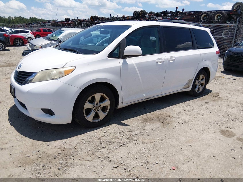 2013 Toyota Sienna, Right Side, IAAI, VIN 5TDKK3DC4DS403720 — photo 2