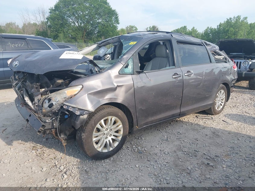 2013 Toyota Sienna, Rollover, IAAI, VIN 5TDYK3DC8DS360915 — photo 2