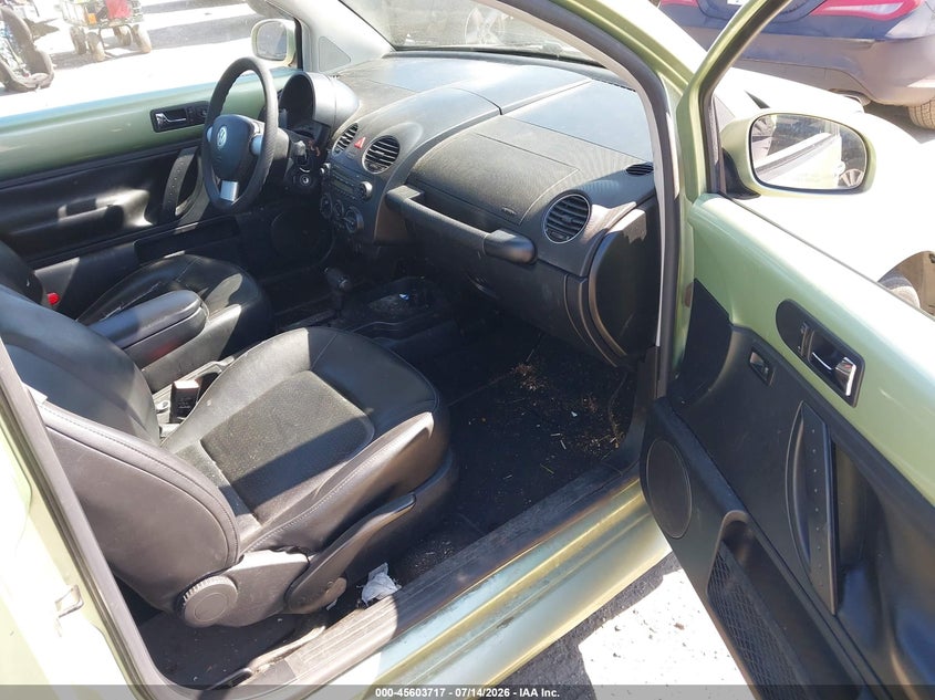 2010 VOLKSWAGEN NEW BEETLE auction photo 5