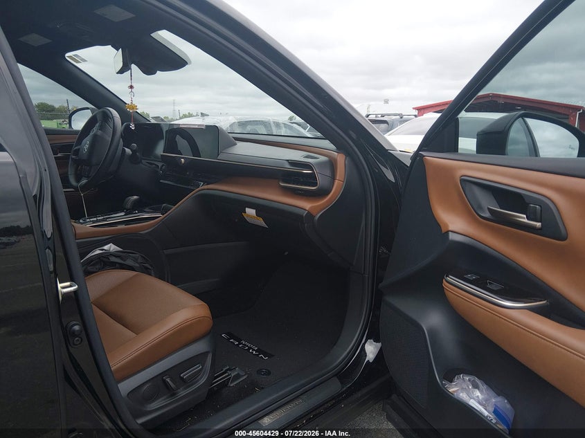 2025 TOYOTA CROWN SIGNIA auction photo 5