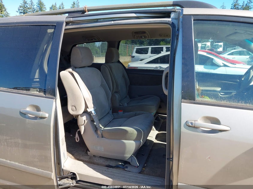 2007 TOYOTA SIENNA auction photo 8