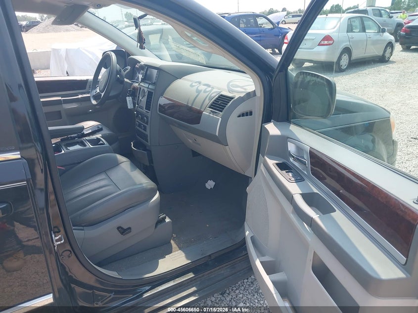 2010 CHRYSLER TOWN & COUNTRY auction photo 5