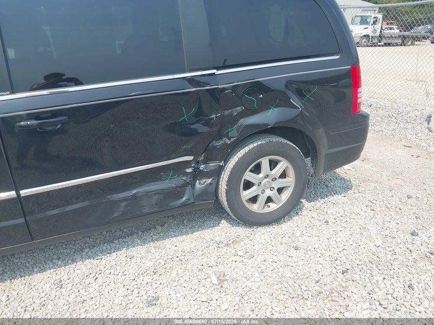 2010 CHRYSLER TOWN & COUNTRY auction photo 6