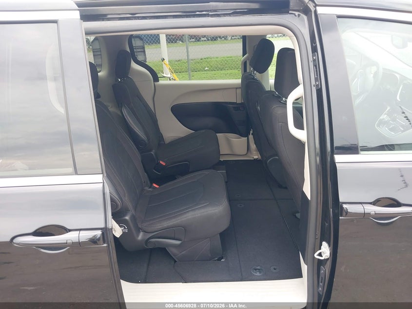 2022 CHRYSLER VOYAGER auction photo 8