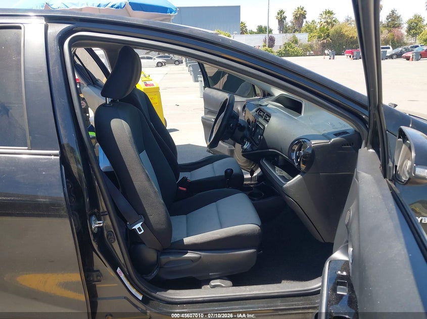 2016 TOYOTA PRIUS C auction photo 5