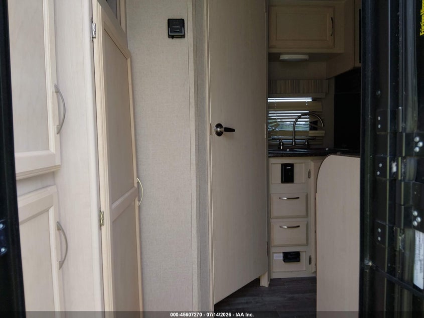 2019 WINNEBAGO MICRO MINNIE auction photo 8
