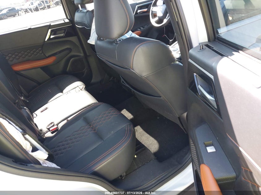2024 MITSUBISHI OUTLANDER auction photo 8