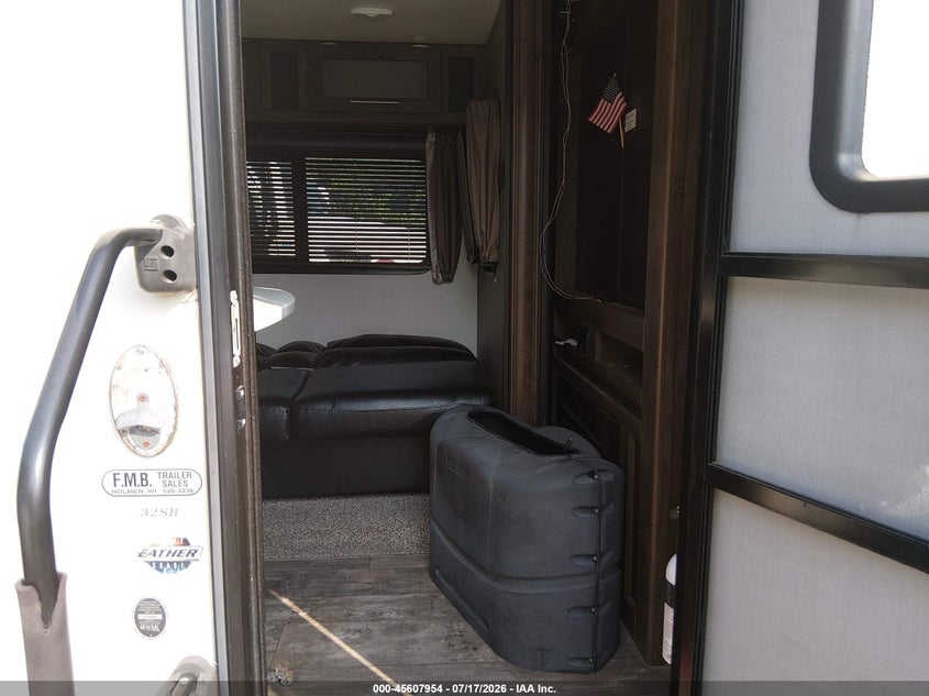 2018 CROSSROADS VOLANTE 32SB TRAVEL TRAILER auction photo 5