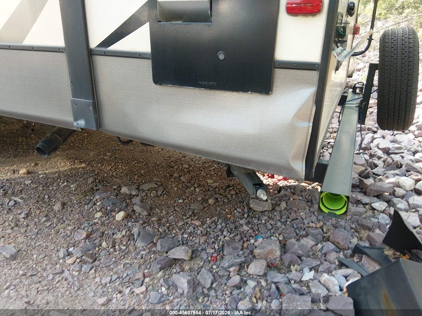 2018 CROSSROADS VOLANTE 32SB TRAVEL TRAILER auction photo 6