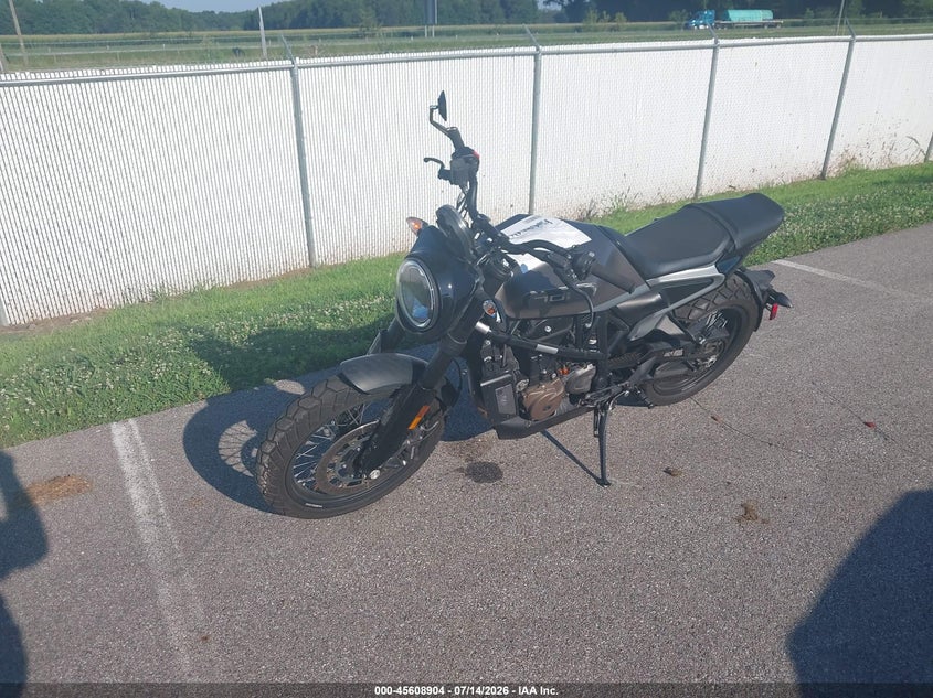2020 HUSQVARNA SVARTPILEN 701 auction photo 2