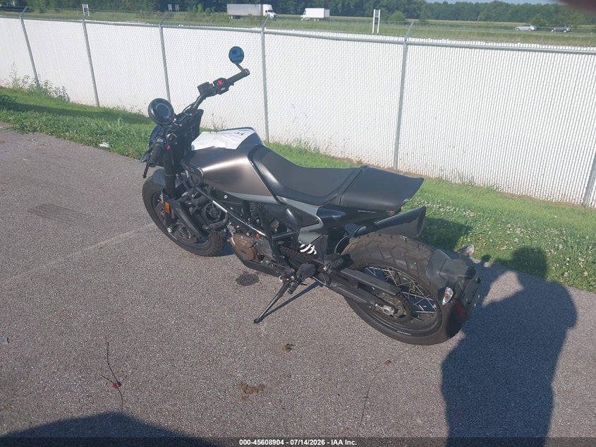 2020 HUSQVARNA SVARTPILEN 701 auction photo 3