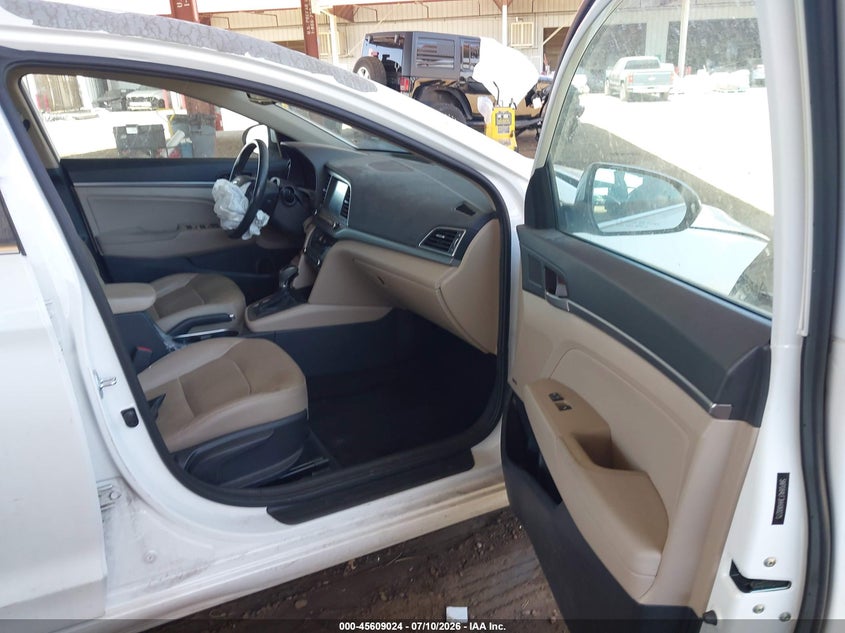 2017 HYUNDAI ELANTRA auction photo 5
