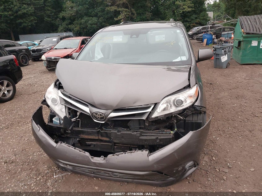 TOYOTA SIENNA - zdjęcie 12