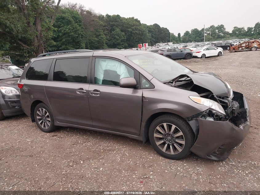 TOYOTA SIENNA - zdjęcie 13