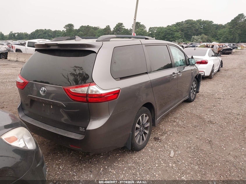TOYOTA SIENNA - zdjęcie 4
