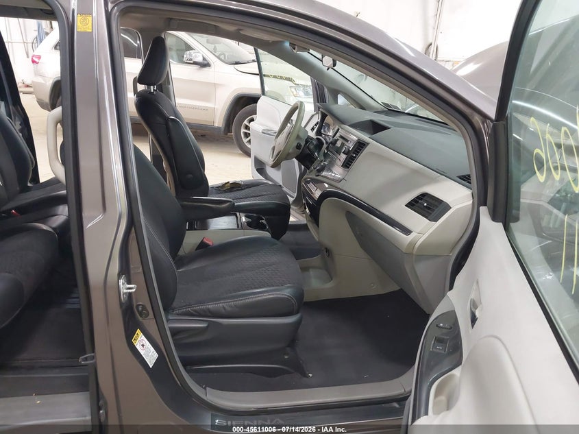 2011 TOYOTA SIENNA auction photo 5