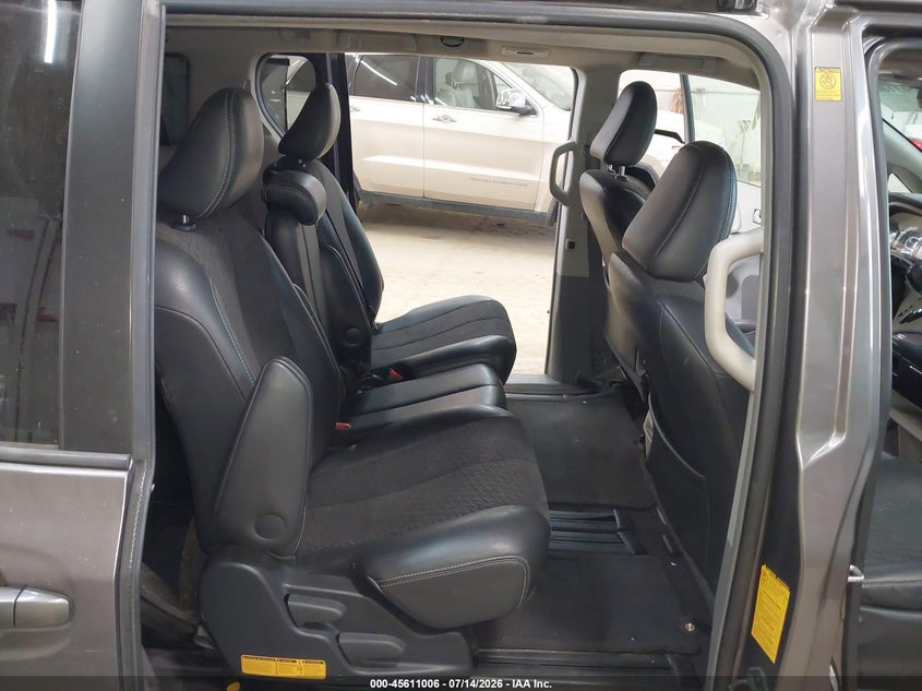 2011 TOYOTA SIENNA auction photo 8