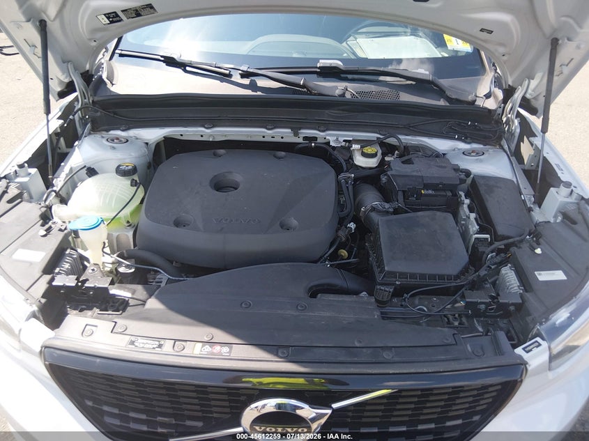 2021 Volvo Xc40 T5 R-Design VIN: YV4162UM4M2462256 Lot: 45612259
