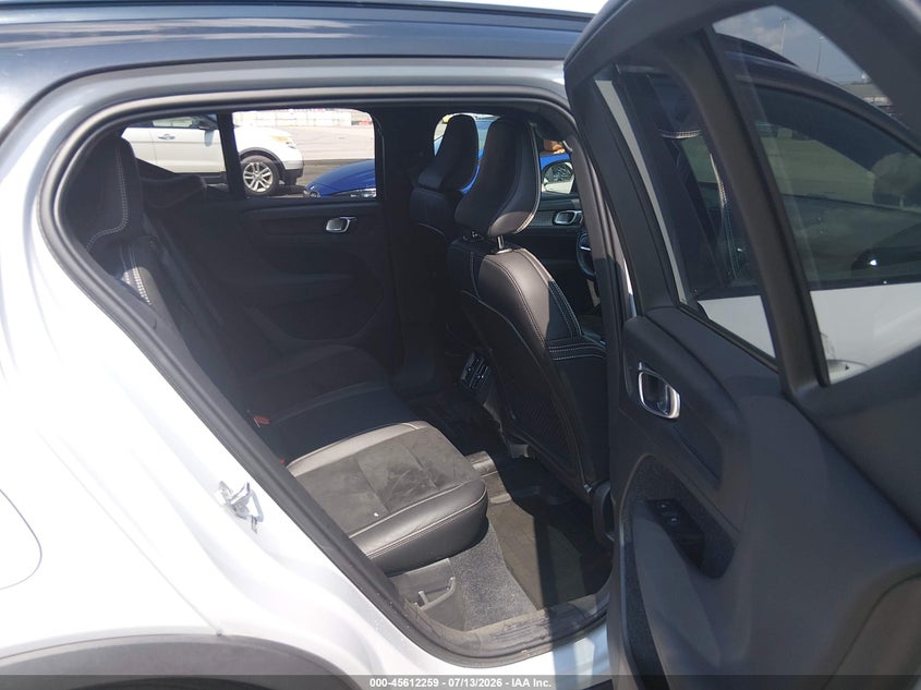 2021 Volvo Xc40 T5 R-Design VIN: YV4162UM4M2462256 Lot: 45612259